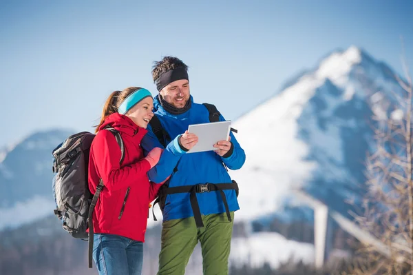 Young couple on hike — Stock Photo, Image