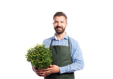 Genç yakışıklı bahçıvan