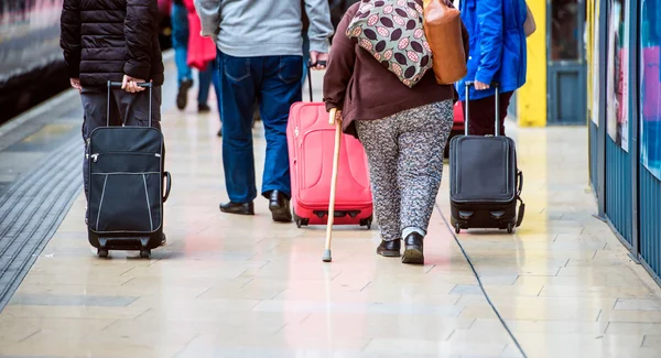 Persone con bagagli in stazione — Foto Stock