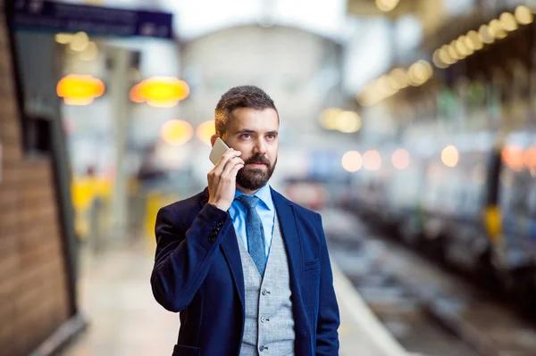 Homem de negócios com telefone inteligente — Fotografia de Stock