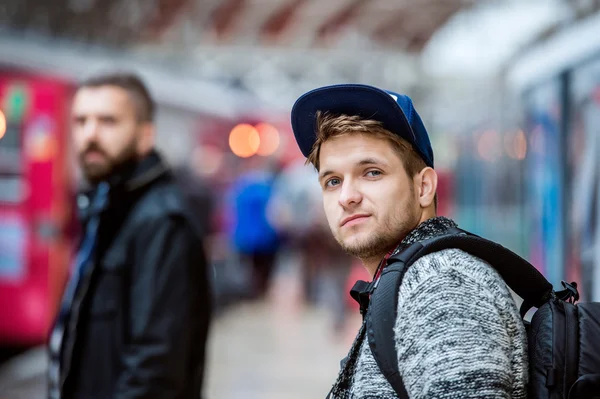 Hombres jóvenes en el metro — Foto de Stock