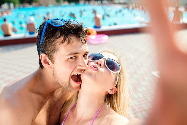 Casal bonito na piscina — Fotografia de Stock