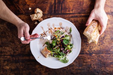 Man rucola salata yemek