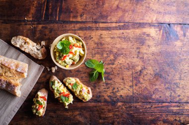 Bruschetta avokado yayılması ile