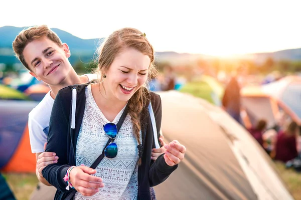 Tonåringar på sommarfestival — Stockfoto
