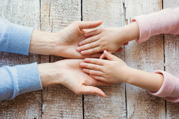 Hände von Mutter und Tochter — Stockfoto