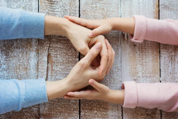 Hände von Mutter und Tochter — Stockfoto