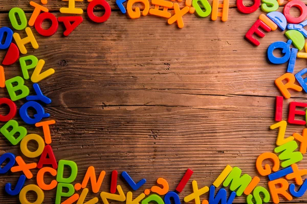 Цветные пластиковые буквы — стоковое фото