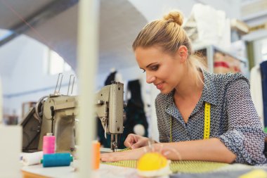 Dikiş makinesi olan kadın