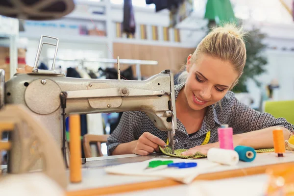 Mujer joven con máquina de coser — Foto de Stock