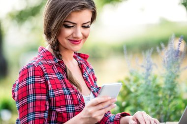 Güzel genç Bahçe Yöneticisi