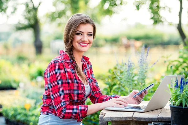 Belle jeune gestionnaire de jardin — Photo