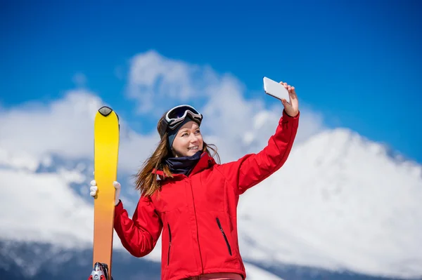 Mujer joven esquiando — Foto de Stock