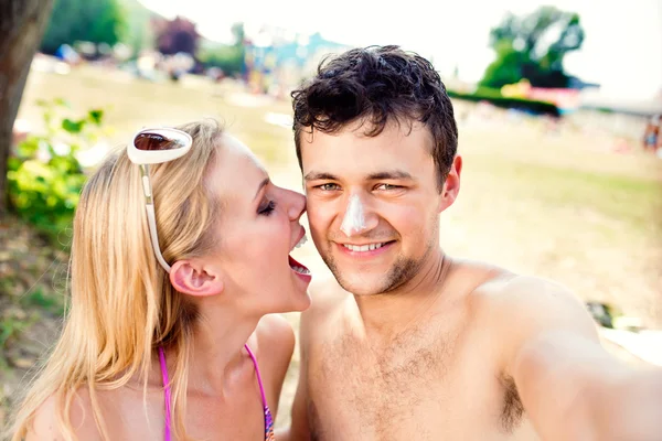 Schönes Paar am Strand — Stockfoto