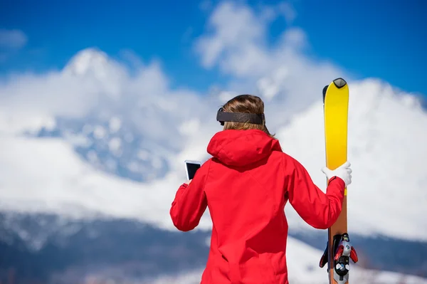젊은 여자 스키 — 스톡 사진