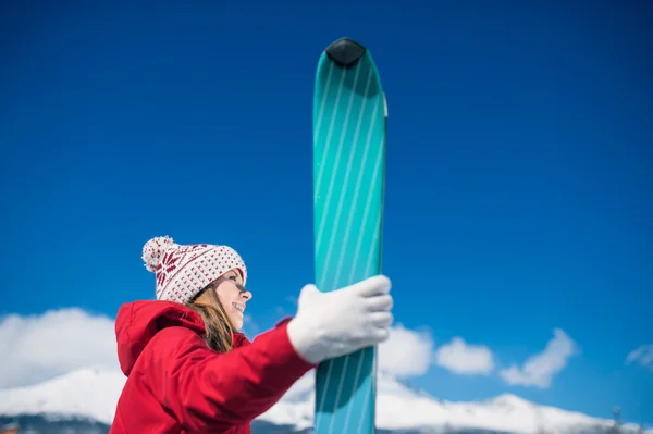 Ung kvinna skidåkning — Stockfoto