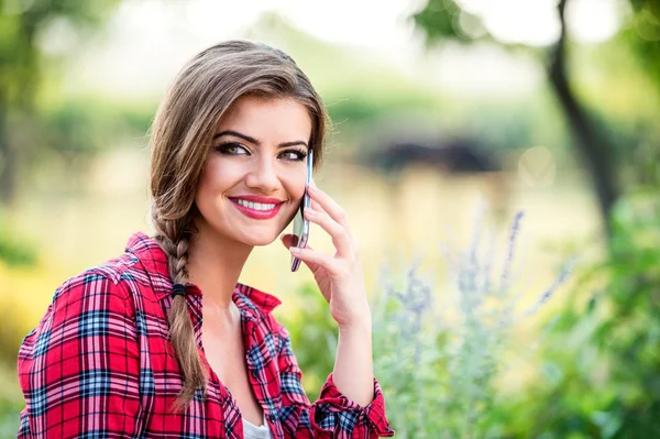 Bella giovane gestore del giardino — Foto Stock