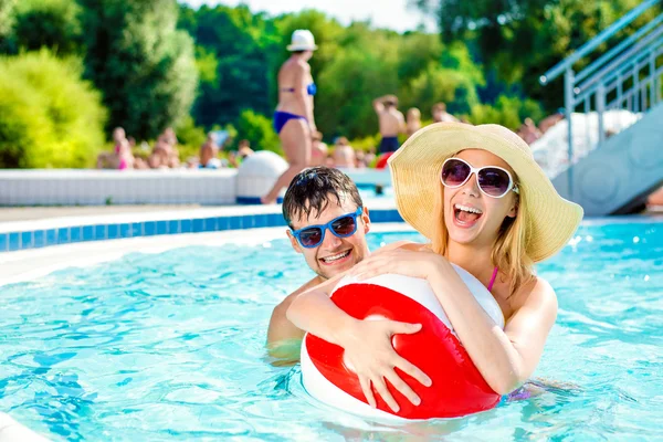 Belo casal na piscina — Fotografia de Stock