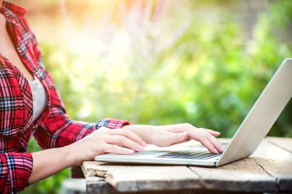 Onherkenbaar jonge tuin manager — Stockfoto