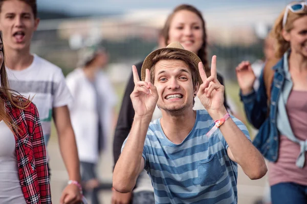 Hermosos adolescentes en el festival de verano — Foto de Stock