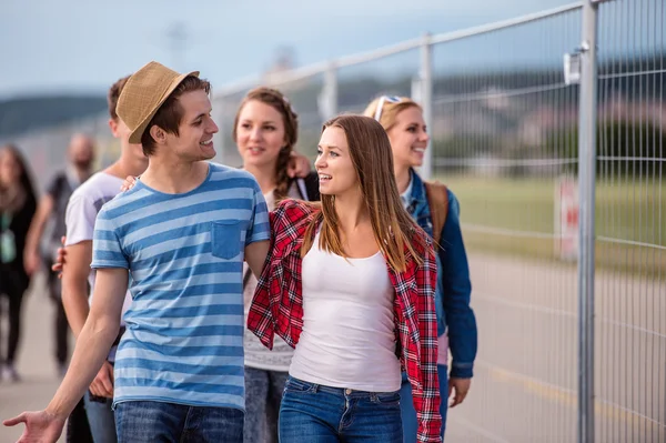 Tieners in zomerfestival — Stockfoto