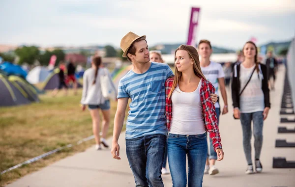 Tonåringar på sommarfestival — Stockfoto
