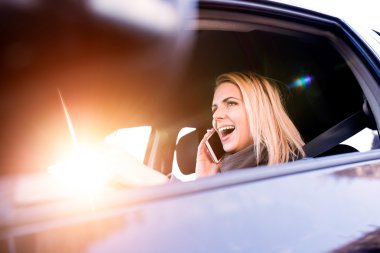 Kadın araba kullanıyor.