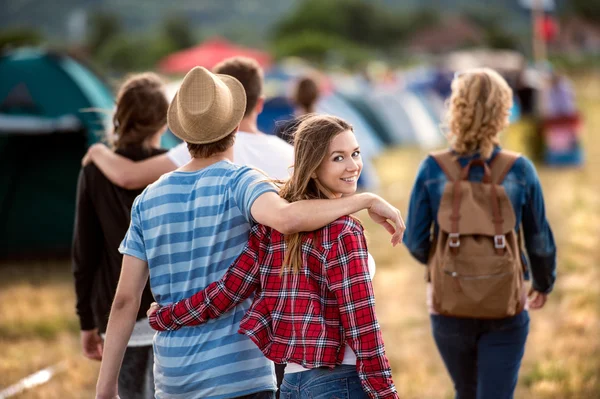 Nastolatki na letni festiwal — Zdjęcie stockowe