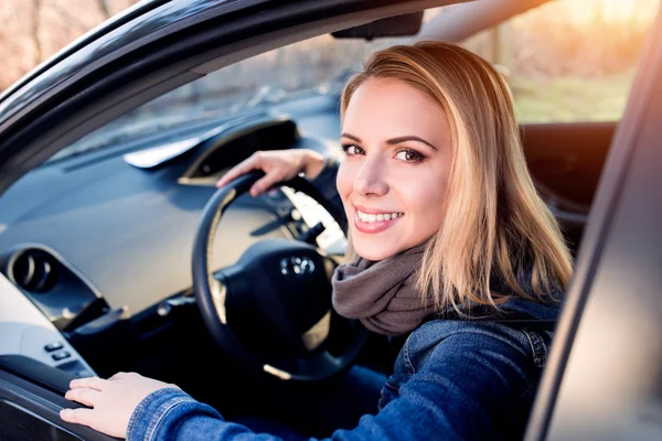 Frau fährt Auto — Stockfoto