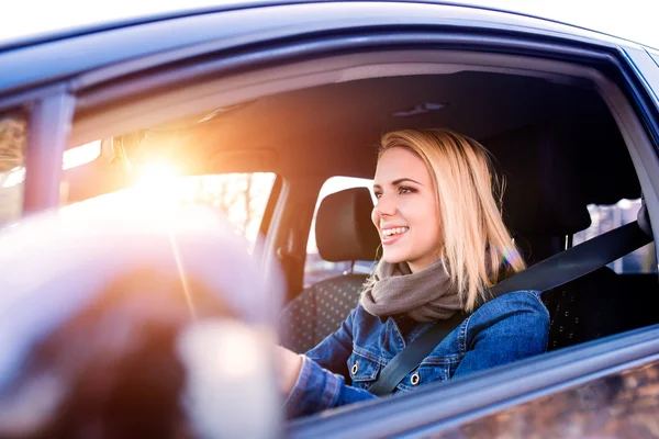 Frau fährt Auto — Stockfoto