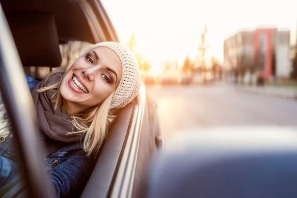 Žena řídí auto — Stock fotografie