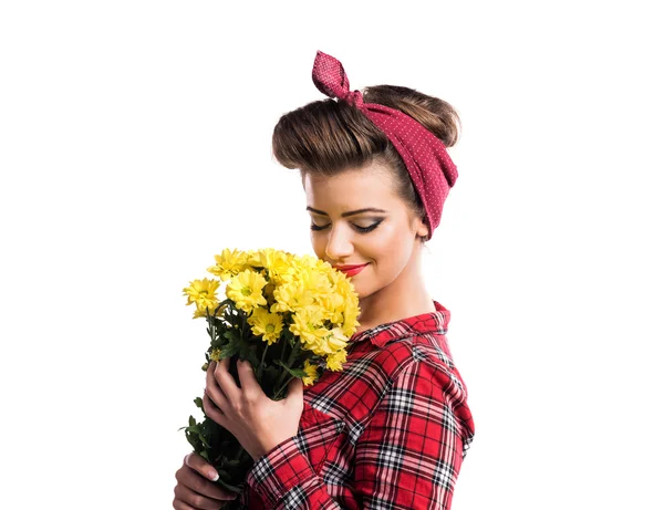 Mujer con maquillaje pin-up y peinado que huele a margaritas amarillas — Foto de Stock