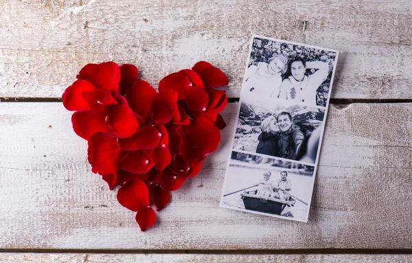 Photos of a couple in love. Red rose petal heart. — 스톡 사진