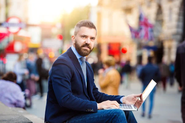 Hipster manager working on laptop on sunny Piccadilly Circus, Lo — Φωτογραφία Αρχείου