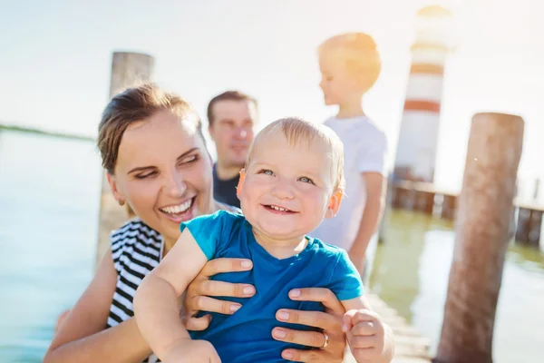 Familie am Pier am Leuchtturm, sonniger Sommertag — Stockfoto