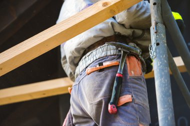 İskele üzerinde duran inşaat işçisi