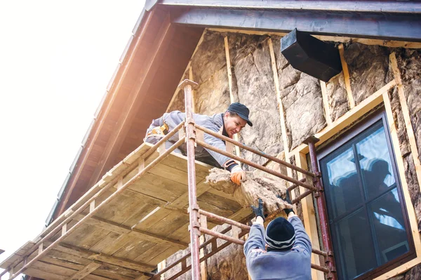 Werknemers in de bouw isolatie-huis — Stockfoto