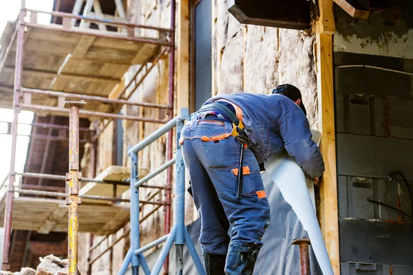 Byggande arbetare isolerande hus — Stockfoto