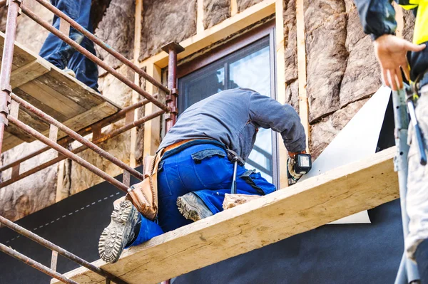 Werknemers in de bouw isolatie-huis — Stockfoto