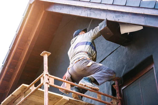 Obrero de la construcción casa aislante — Foto de Stock