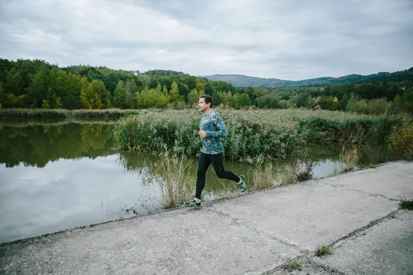 自然の中走っている人 — ストック写真