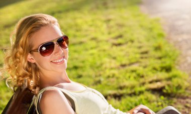 Güneşli yaz doğa genç kadın