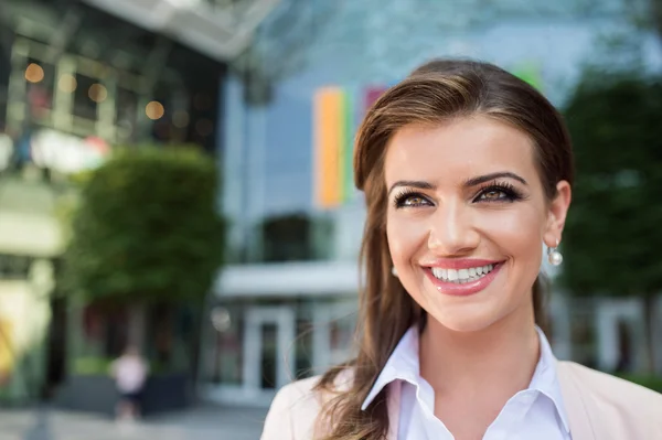 Detalle de mujer de negocios sonriente contra bui oficina moderna vidriosa — Foto de Stock