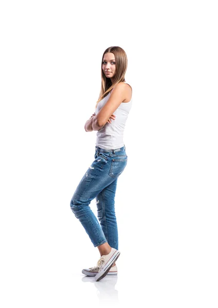 Ragazza in piedi adolescente in jeans e singoletto bianco, isolato — Foto Stock