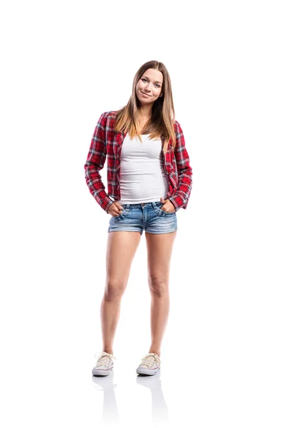 Chica en pantalones cortos y camisa, mano en bolsillos, aislado — Foto de Stock