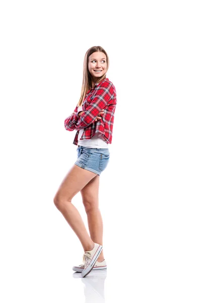 Chica en pantalones cortos y camisa a cuadros, brazos cruzados, aislado — Foto de Stock