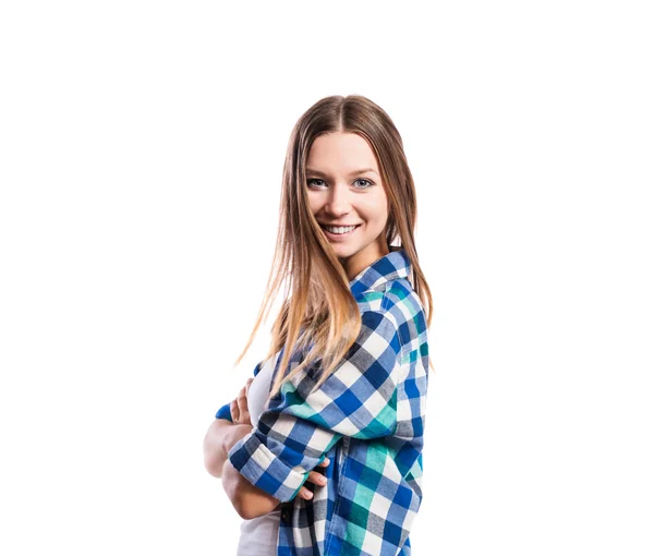 Chica con camisa azul a cuadros, brazos cruzados, aislada — Foto de Stock