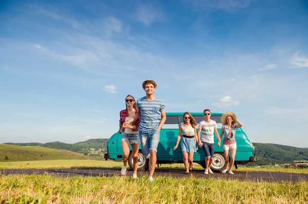 Running teenage couples in love outside against blue sky — Stock Fotó