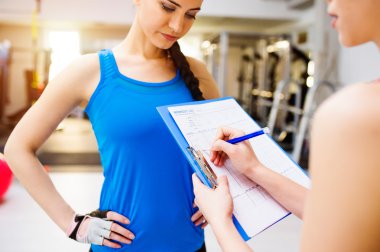 spor salonunda antrenör olan kadın