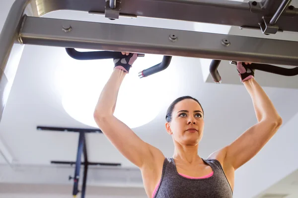 在健身房锻炼手臂的女人 — 图库照片